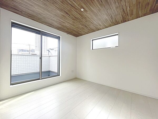 バルコニー付きの洋室は、部屋全体が明るく広々と感じられます