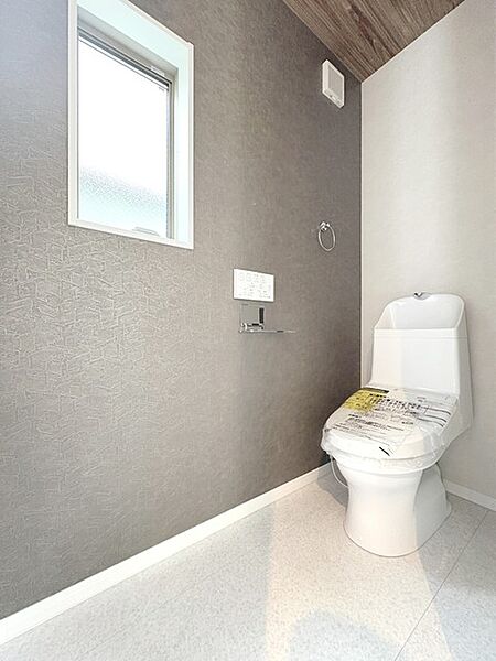 窓付の明るいトイレです