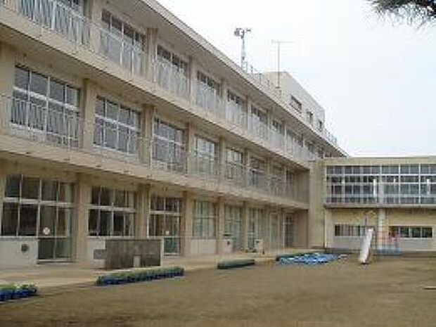 香取市立小見川中央小学校（1900m）