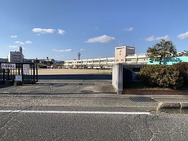 大和郡山市立郡山南小学校 440m