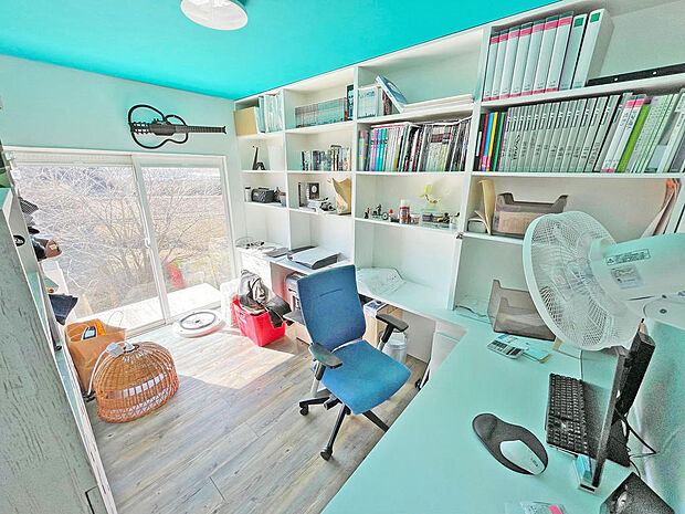 壁面収納×ブルーのクロスが素敵な書斎６帖。室内が明るく、華やかな印象になりますね。
