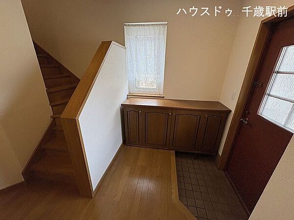 収納力のあるシューズボックスを備えた玄関スペース♪ご家族分の靴をしっかり収納できるため、いつでもすっきりとした玄関を維持できます！