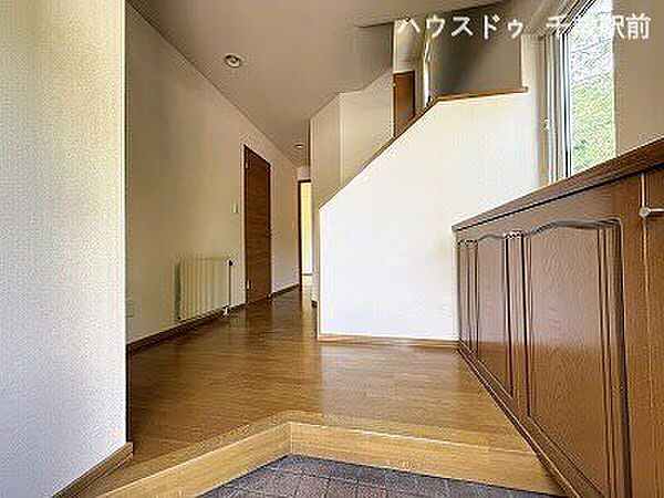 玄関は、ゆとりのある広さを確保した開放的な空間♪窓から自然光が差し込み、明るく爽やかな印象でご家族やゲストをお迎えします！