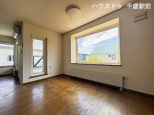 窓の外には空が広がり、日中は自然光で心地よく過ごせます！