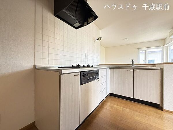 明るいLDKを見渡せる対面式システムキッチン♪ご家族との会話を楽しみながらお料理ができる開放的なレイアウトです！