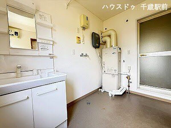 ゆとりある広さを確保した洗面所の様子♪洗面化粧台を備え、朝の身支度や家事もスムーズに行えます！