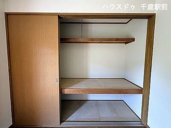 大きな収納スペースを備えており、衣類や季節用品などをすっきり整理できるため、お部屋を広々とお使いいただけます！
