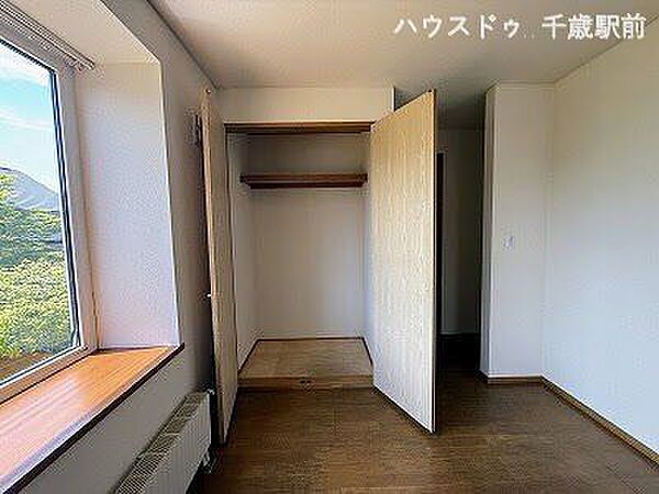 リビング内に収納スペースを確保！日用品や掃除道具、お子さまのおもちゃなどをすっきり整理でき、生活感を抑えた快適な空間づくりが可能です♪