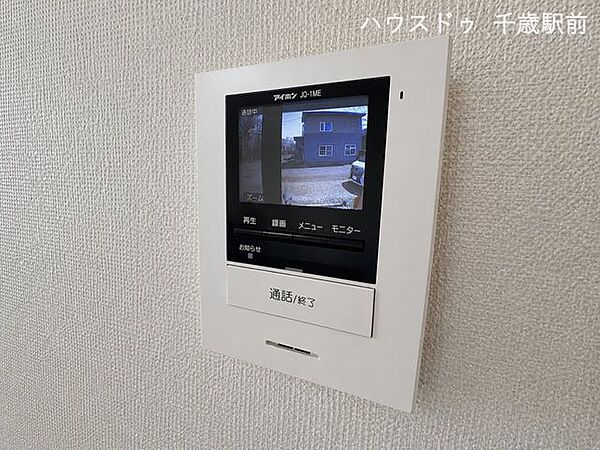 来訪者の顔を確認してから対応できるTVモニター付インターホンを設置！お子さまのお留守番時やご高齢の方にも安心の設備です♪