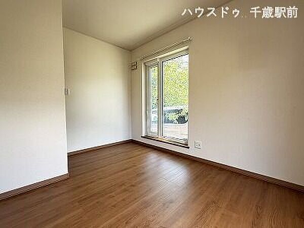 1階洋室5.5帖の様子♪