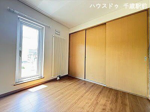 1階洋室4.5帖の様子♪