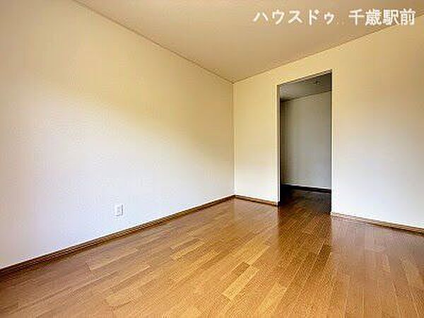 ベッドやデスクを配置してもゆとりがあり、主寝室として快適にお使いいただけます！
