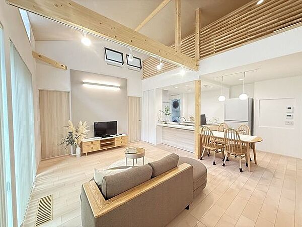 吹き抜けが生み出す開放感あふれる17.7帖のLDK♪