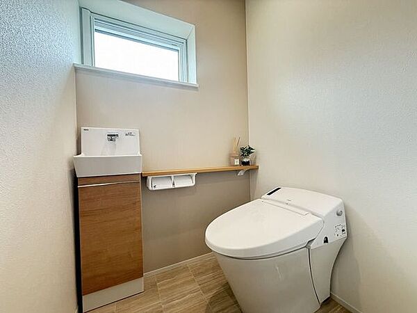 高機能トイレを採用♪独立した手洗い器を備え、清潔感と使い勝手に配慮された空間です！
