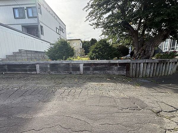 現在、道路と敷地の間に高低差がありますが、引渡しまでに道路と敷地を平坦にしてお引渡しいたします。