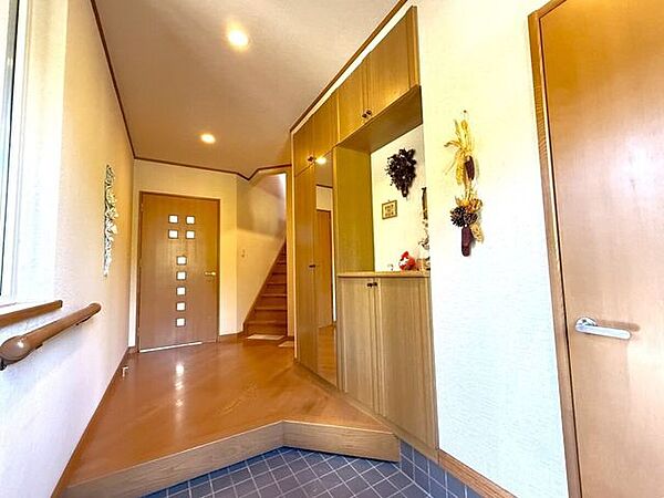 落ち着いたデザインの玄関は住まいの顔。広大な敷地にふさわしい重厚感で訪れる人を迎えます。