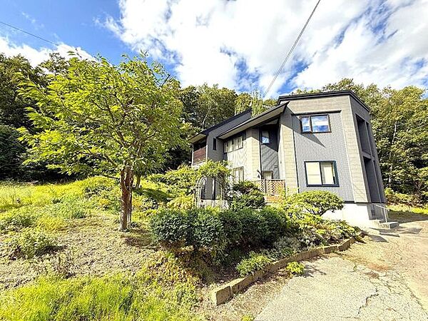 緑に映える堂々とした外観。847坪超の敷地に建つ一戸建ては、他にはないスケール感と特別感を誇ります。