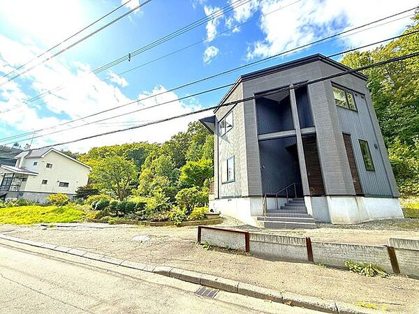 自然に囲まれた外構は別荘利用にも最適。日常と非日常を兼ね備えた住まいです。