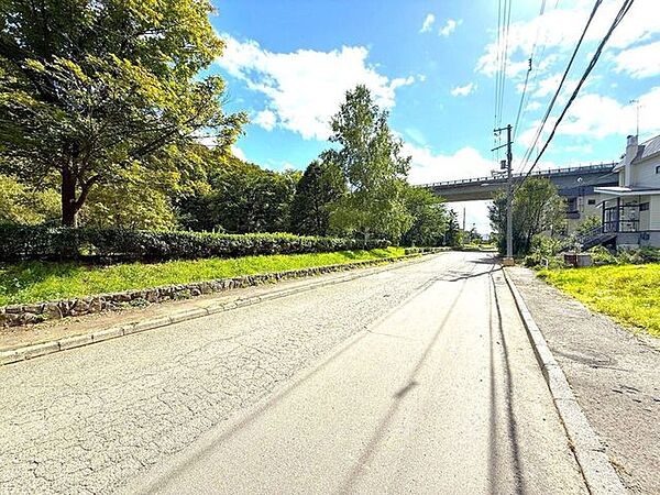 ゆとりある前面道路で駐車も安心。