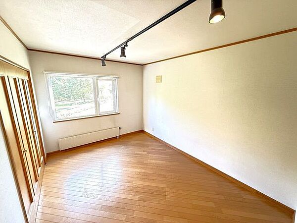 広さを活かした洋室は、書斎や趣味部屋にも。多用途に対応できる使い勝手の良さが魅力です。
