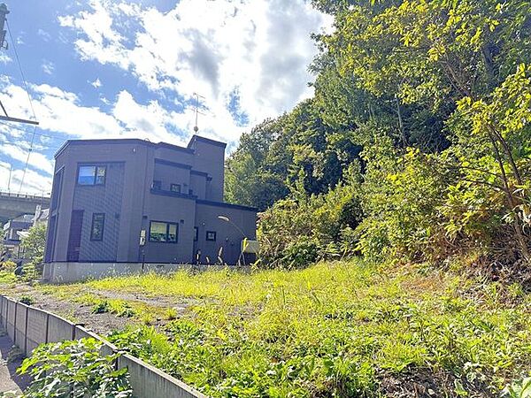 四季折々の景色を楽しめる庭。自然と共に暮らす贅沢を味わえる、別荘のような日常を叶えます。