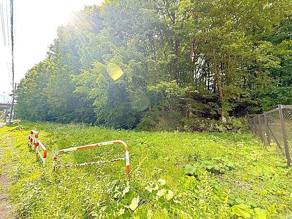 847坪超の広大な敷地は、家庭菜園やアウトドア、ドッグランなど多彩な用途で活用できる特別な空間です。