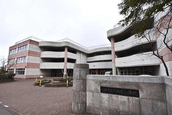 平岡南小学校 850m