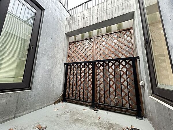 建物中央に配置された中庭は、光と風を室内にたっぷり取り込み、開放感あふれる空間を演出します！