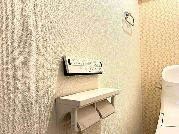 温水洗浄便座付きで、寒い季節でも快適にご利用いただける暖房便座機能を備え、毎日の生活をより心地よくサポートします！