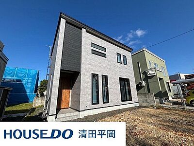 外観：【外観】2023年9月新築です。色合いや窓の配置などもこだわりお洒落なお家です。ご見学やご相談は【ハウスドゥ清田平岡】までお気軽に問い合わせください♪