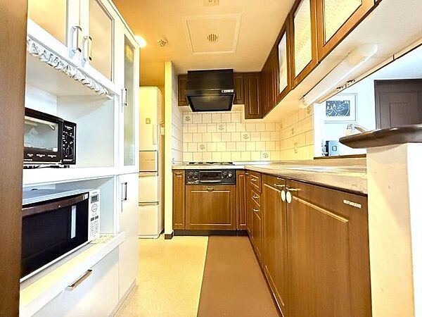 収納が多く、動線に無理のないキッチン。立ち仕事が続いても使いやすく、毎日の料理や片付けが負担になりにくい設計です。