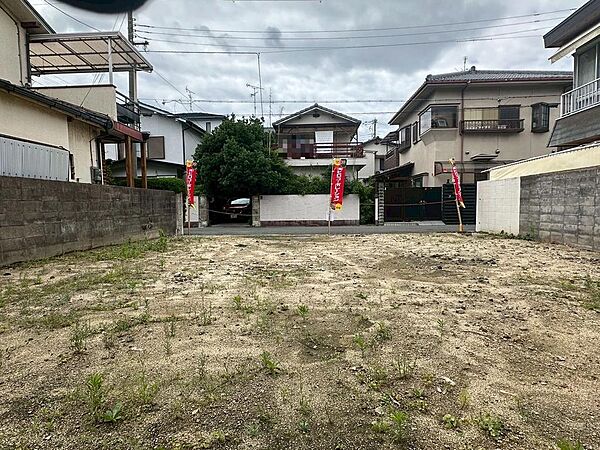 【現地土地写真】西側前面道路の幅員は約4m。約10.34m接道しています。建ペい率は60％、容積率は200％。公営水道、本下水、都市ガスに対応しています。