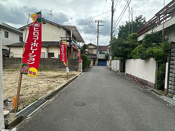 【前面道路含む現地写真】周囲は住宅などの建物が既に建っているため、陽当りや窓の位置を考慮して間取りをプランニングすることができます。