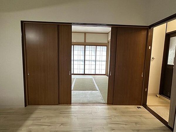 【DK/約6帖】隣接する和室と一体利用すれば、約14帖の空間としてご利用いただけます。