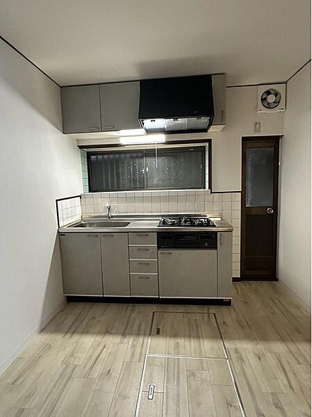 【キッチン】直線的な動作で作業がしやすい、壁付けタイプのシステムキッチン。前面に窓があり、調理中の換気もスムーズに行えます。