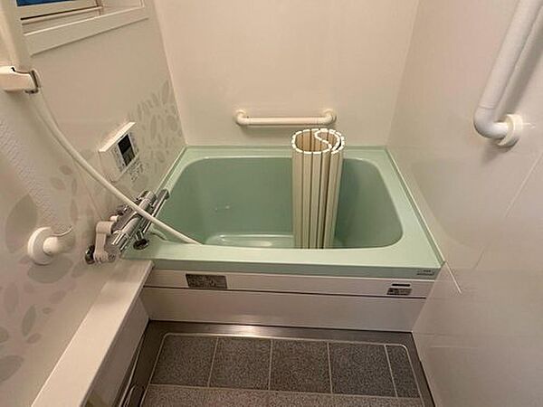 【浴室】爽やかな色合いの浴槽です。窓があり、自然換気が可能です。
