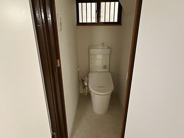 【トイレ】ホワイトで統一された、清潔感あるトイレです。タンク上部に手洗いが設置されています。