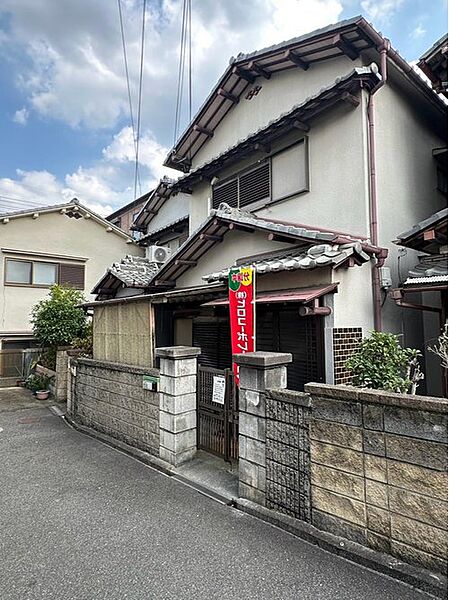 【前面道路含む現地写真】徒歩9分圏内に買い物施設が揃い、日々の暮らしに便利な住環境です。