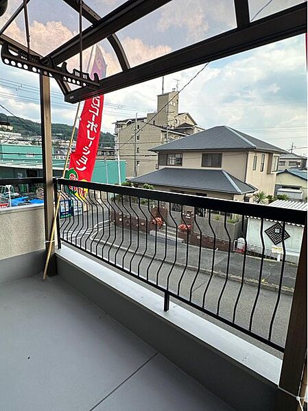 【バルコニー】急な天候の変化にも対応できる屋根付きのバルコニー。