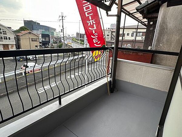 【バルコニー】バルコニーは洗濯物が乾きやすい南向き。ご家族皆様の衣類や寝具をまとめて干すことができます。