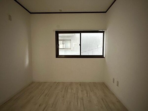 【洋室/約5.5帖】両サイドの壁面を広く使うことができます。お好みの家具を配置して、理想の空間づくりをお楽しみください。