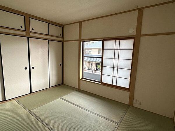 【南側和室/約6帖】約6帖の和室です。南側はバルコニーへと繋がっています。