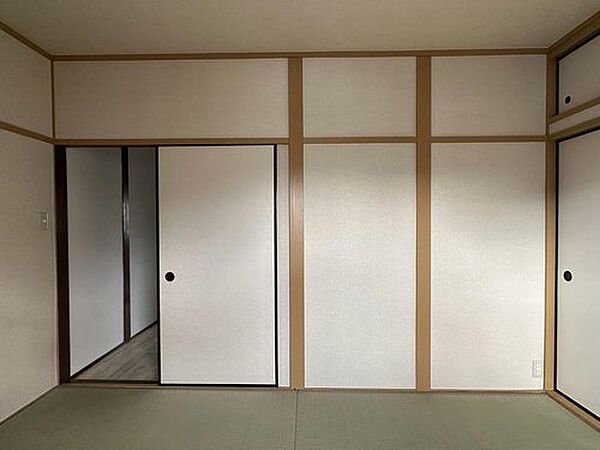 【南側和室/約6帖】約6帖の広さがあり、客間としてもおすすめの一室です。