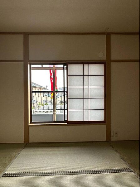 【南側和室/約6帖】押入付きの和室。陽光降り注ぐ南向きです。