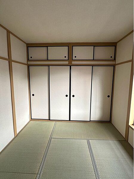 【南側和室押入/約6帖】天袋があり、シーズンオフの衣類や思い出の品など、まとめて収納できます。