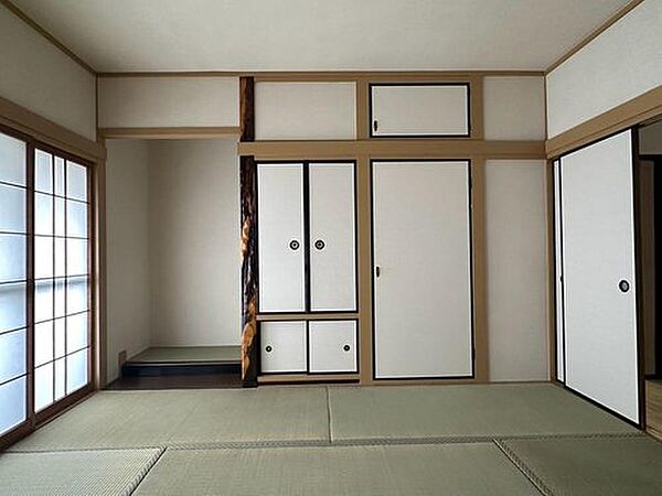【和室/約8帖】DKに隣接する約8帖の和室です。床の間があり、掛け軸や置物、季節の花を生けた花瓶などを飾る事ができます。