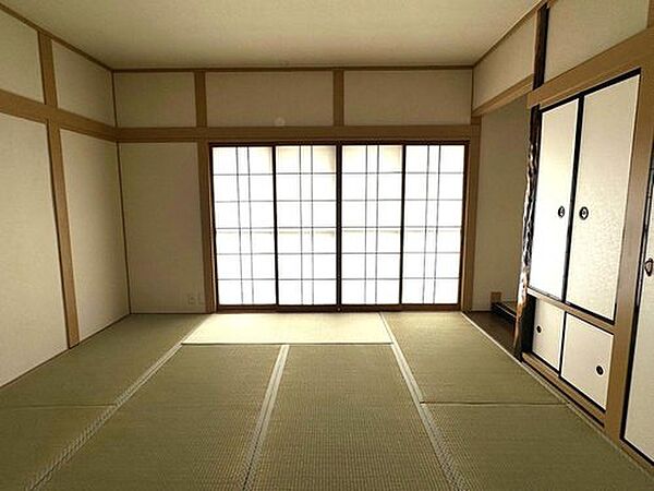 【和室/約8帖】南面に開放感のある掃き出し窓が設置されています。