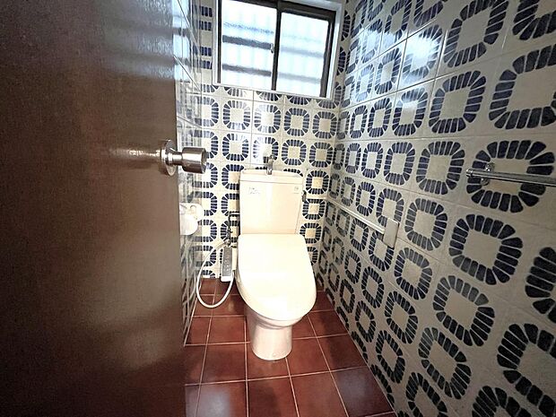 1階のトイレです。タイルのデザインがスタイリッシュで、ヨーロッパの住宅のような雰囲気があります。