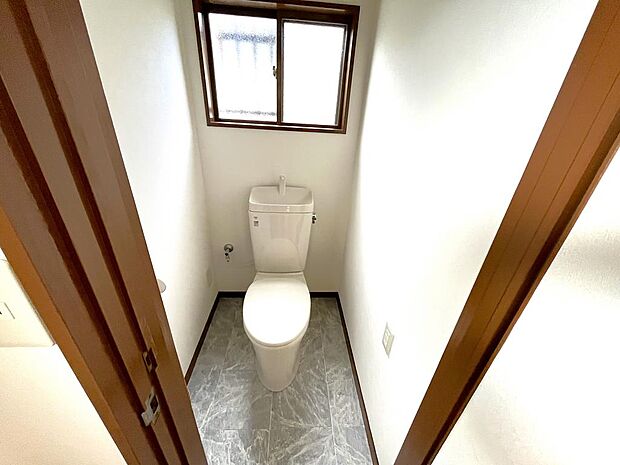 1階とは雰囲気の違う、シンプルな内装の2階トイレです。窓があり、しっかりと換気ができます。