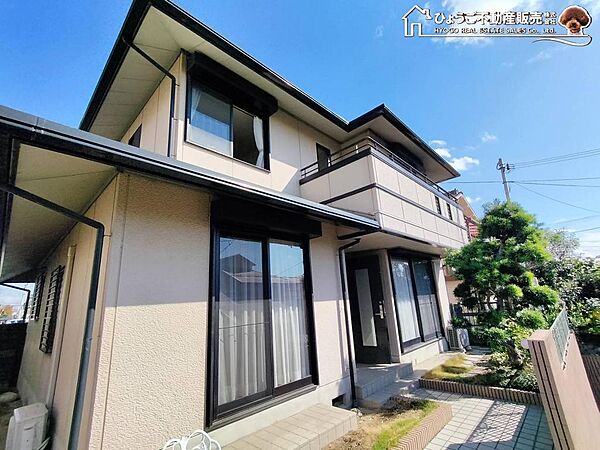 大和ハウス工業株式会社施工の注文建築◆軽量鉄骨造◆敷地面積166.76m2（55.44坪）　接面道路からは擁壁が立ち上がり、南西側には陽当たりの良いお庭